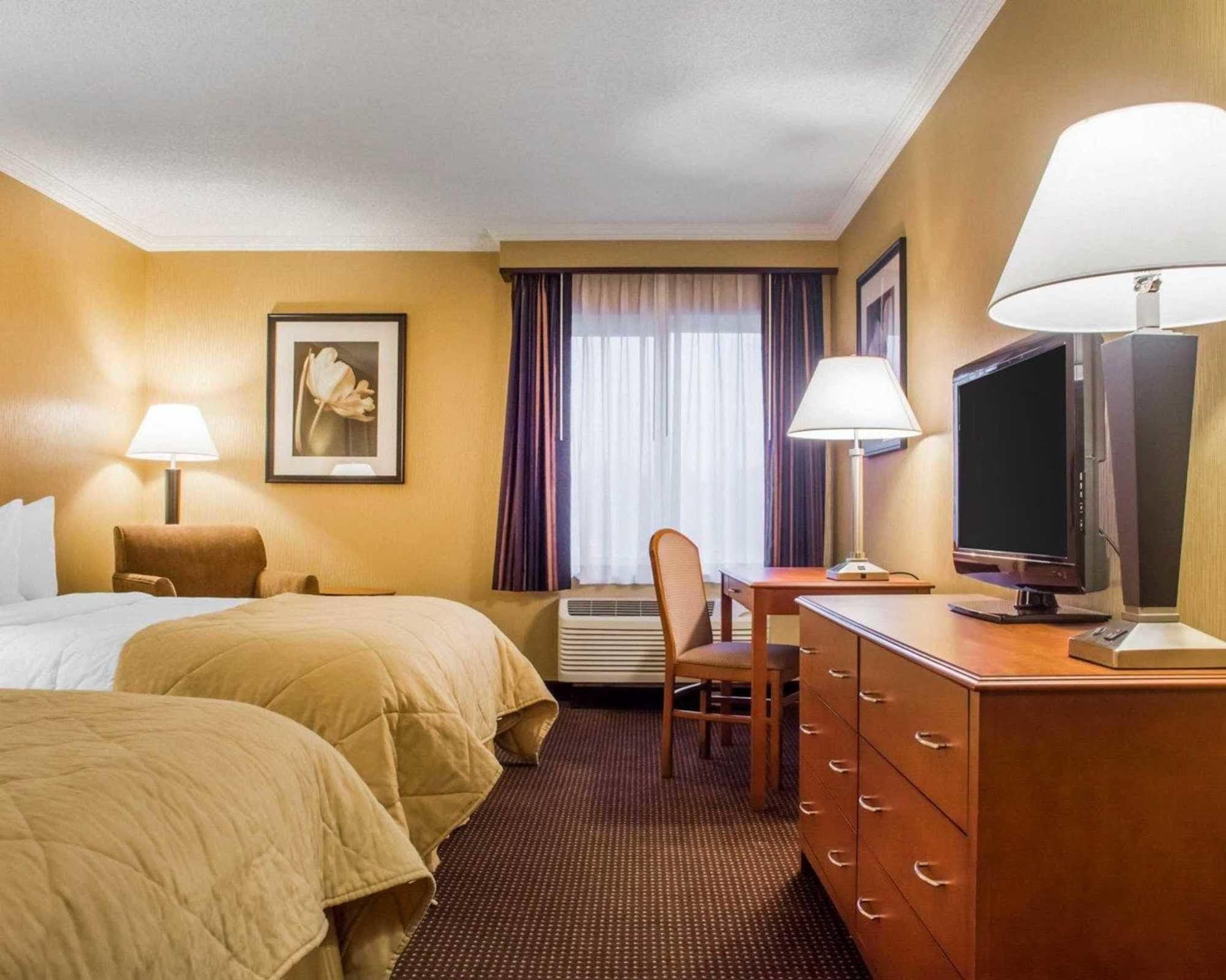 Clarion Hotel & Suites Riverfront Oswego Kültér fotó