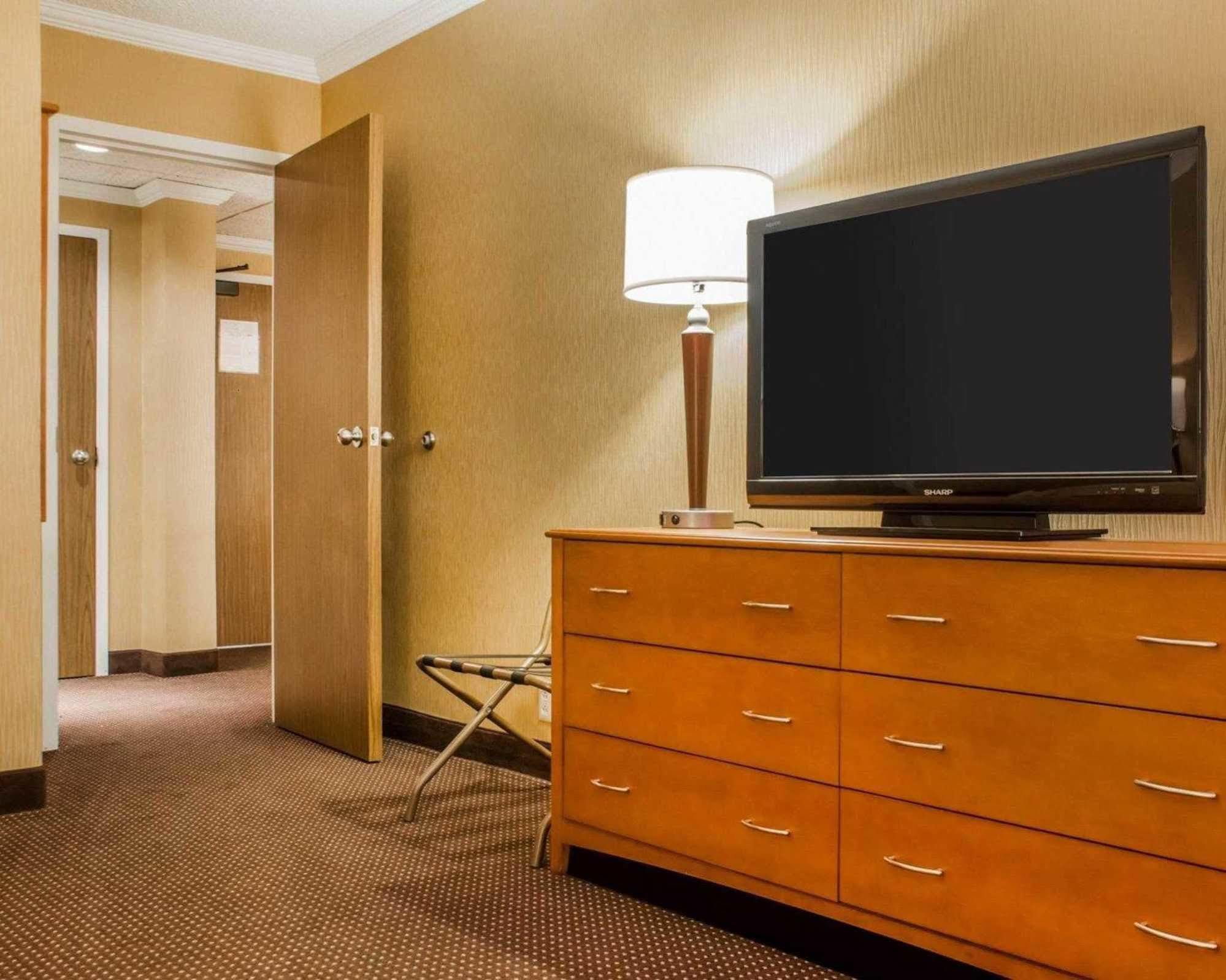Clarion Hotel & Suites Riverfront Oswego Kültér fotó
